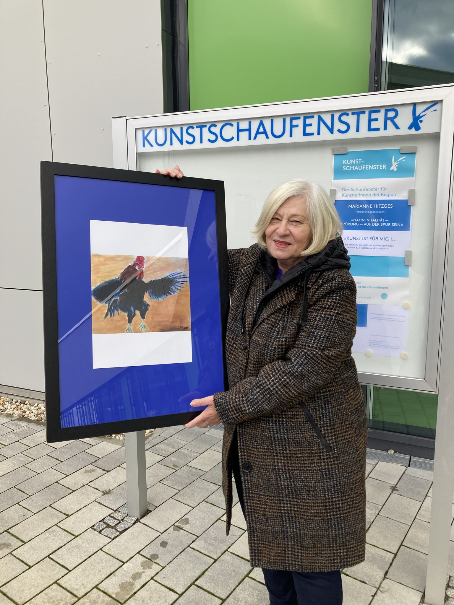 Marianne Hitzges präsentiert Hahn im Kunstschaufenster
